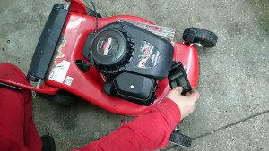 jak przygotować kosiarkę spalinową do sezonu